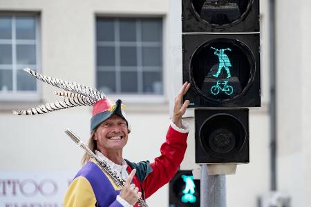 In Hameln zeigt statt des herkömmlichen Symbols ein Rattenfänger-Logo grünes Licht. (Archivbild)