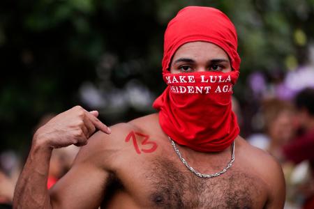 Ein Mann nimmt an der Copacabana an einer Wahlkampfveranstaltung für den brasilianischen Präsidenten Lula teil, der im Vorfeld der Stichwahl um das Präsidentenamt für eine vierte Amtszeit kandidiert.
