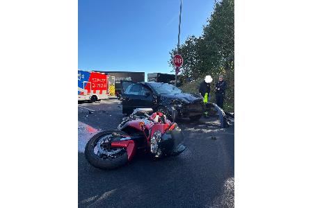 Zusammenstoß zwischen Auto und Motorrad