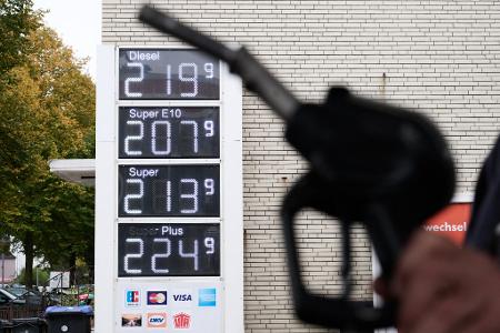 Der Tankrabatt soll Autofahrer angesichts hoher Spritpreise vorübergehend entlasten. (Archivbild)