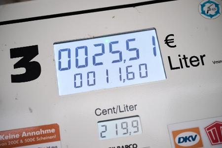 Seit Monaten sind hohe Preise für Benzin und Diesel eine Belastung für viele Verbraucher in Deutschland. (Archivbild)