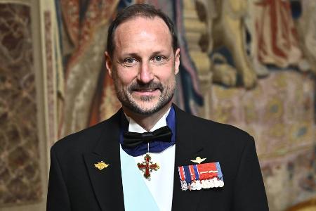 König Haakon VIII. reist erstmals nach Ende der Hoftrauer
