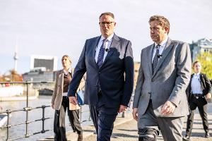 Schweitzer zieht morgen ins Ministerium ein. 