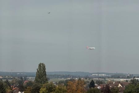 Ein Eurofighter begleitete das Flugzeug bis zur Landung in Nürnberg.
