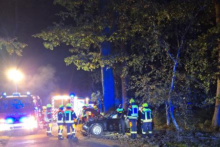 Die Feuerwehr am verunfallten Fahrzeug