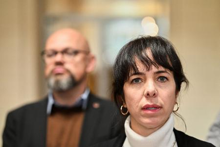 Die Linke-Co-Fraktionsvorsitzende Elif Eralp will in Berlin Regierende Bürgermeisterin werden, im Hintergrund steht der zweite Fraktionsvorsitzende Tobias Schulze.