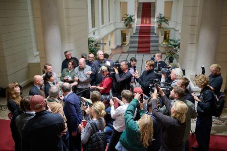 Bei der Fraktionssitzung der Linken herrscht großer Andrang von Medienvertretern. 