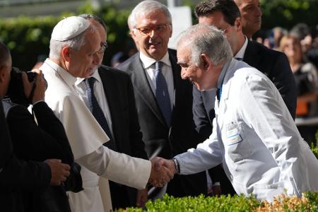 Vor der Gemelli-Klinik wurde Leo vom medizinischen Direktor Andrea Cambieri (rechts) empfangen