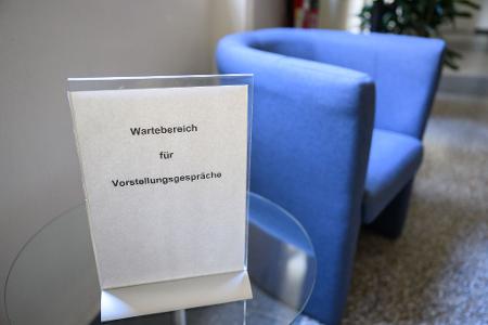 Bewerbungen werden inzwischen oft mit Hilfe von Künstlicher Intelligenz geschrieben - und teilweise sogar entschieden (Symbolbild). 