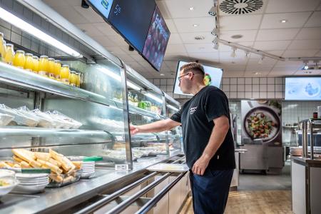 Auch mit niedrigen Preisen und Aktionen in seinen Restaurants versucht Ikea, bei Kunden zu punkten.