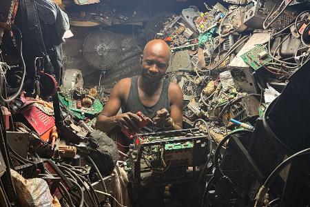 Zehntausende Menschen leben in Accra Schätzungen zufolge direkt oder indirekt von der Verarbeitung alter Elektronik. 