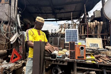 Ein Teil des Elektroschrotts gelangt trotz Exportverboten illegal nach Afrika, etwa als angeblich funktionsfähige Gebrauchtware.