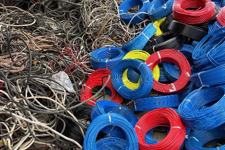Sammler liefern Kabel an und werden nach Preislisten für die darin enthaltenen Rohstoffe bezahlt. 