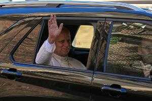 Nach der Operation soll sich der Papst nun zunächst ausruhen. 