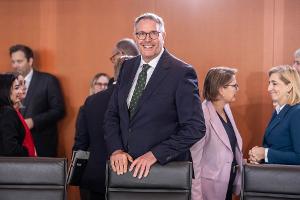 Alexander Schweitzer (SPD) bei seiner ersten Teilnahme an einer Kabinettssitzung im Kanzleramt.
