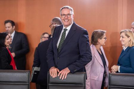 Alexander Schweitzer (SPD) bei seiner ersten Teilnahme an einer Kabinettssitzung im Kanzleramt.