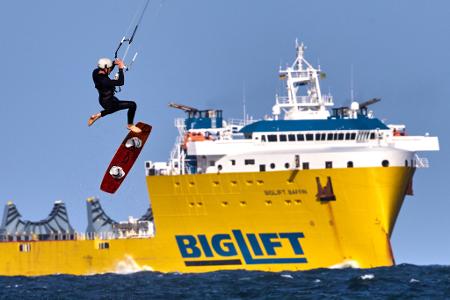 Große Sprünge in der Ostsee - ein Kitesurfer vor Warnemünde.