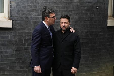 Selenskyj vor der Downing Street Nr. 10