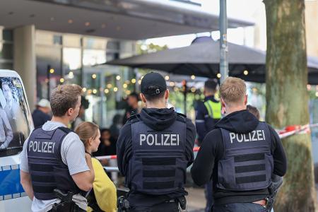 Mitten in der belebten Essener Innenstadt haben maskierte Männer einen Häftling befreit, der in eine Arztpraxis gebracht werden sollte.