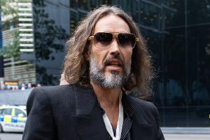Prozess in London: Russell Brand wird als "skrupellos" beschrieben
