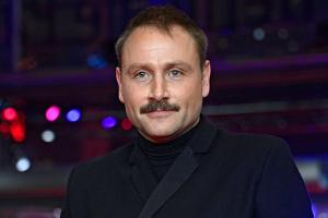 Max Riemelt spielt Herzchirurgen in HBO-Serie "A Decent Man"
