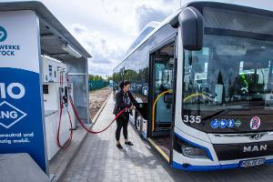 Der Bund will den Ankauf von E-Bussen für den Nahverkehr mit deutlich weniger Mitteln fördern. (Archivbild)