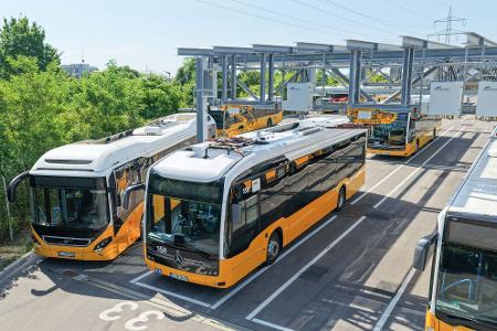Die Umrüstung der Busflotten in Deutschland schafft einer Analyse zufolge Tausende Arbeitsplätze. (Archivbild)