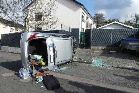 Toyota kam von der Straße ab