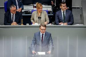Gesundheitsminister Carsten Linnemann (CDU) dankte auch seinen Vorgängern für die Vorarbeiten zur Notfallreform.