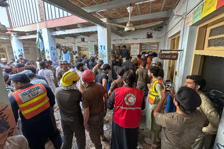 Viele Rettungskräfte und Freiwillige sind im Einsatz.