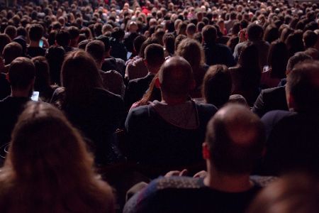 Zuschauer in einem Saal