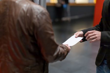 Jemand kontrolliert ein Ticket am Einlass