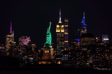 Skyline von New York bei Nacht