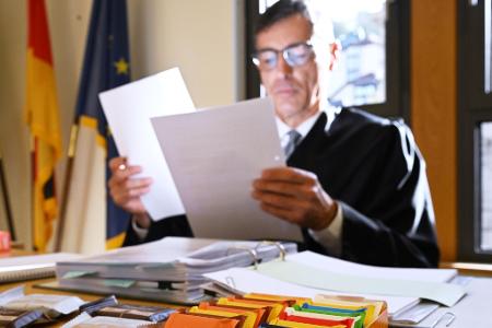 Ritter Sport sitzt im schwäbischen Waldenbuch - hier der Anwalt des Unternehmens, Andreas Schabenberger, im Gerichtssaal.
