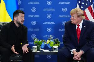 Erhöht der US-Präsident Donald Trump mit einer geringeren Weitergabe von Aufklärungsdaten und einer Starlink-Drosselung den Druck auf den ukrainischen Präsidenten Wolodymyr Selenskyj? (Archivbild)