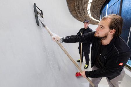 Eiskalte Vorbereitung in Oberhof: Eismeister rüsten Rennrodelstrecke für den Winter