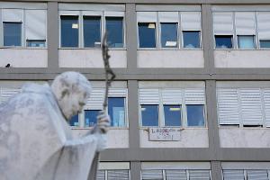 Nach der Operation an der Lunge des Papstes stehen wichtige Befunde noch aus. 