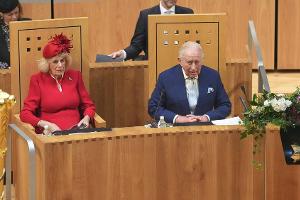 Charles III. in Cardiff: Demonstranten empfangen König mit Buhrufen