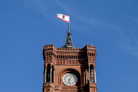 Wer künftig im Roten Rathaus in Berlin-Mitte regiert, bleibt vorerst weiter offen. (Symbolbild)