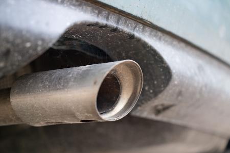 Ursprünglich war beschlossen worden: Neuwagen in der EU ab 2035 sollen im Betrieb kein klimaschädliches Kohlenstoffdioxid (CO2) mehr ausstoßen dürfen. Das soll sich ändern. (Symbolbild)