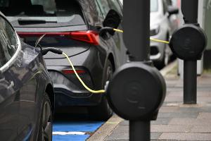 Die Elektroautozulassungen steigen in allen Bundesländern - aber längst nicht gleichmäßig. (Archivbild)