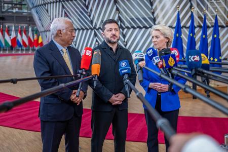 Wolodymyr Selenskyj (M), Präsident der Ukraine, António Costa, Präsident des Europäischen Rates, und Ursula von der Leyen, Präsidentin der EU-Kommission, sprechen mit Journalisten als sie zum EU-Gipfel eintreffen.