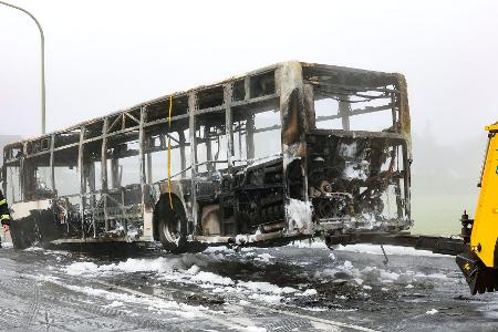 Der Bus brannte komplett aus. 