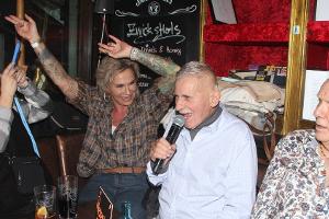 Heinz Hoenig feiert 75. Geburtstag in Hamburger Kneipe nach