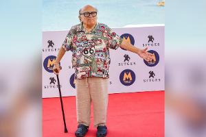 Danny DeVito zeigt sich mit Gehstock auf dem roten Teppich