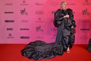 Frauke Ludowig glänzt in Kleid von Céline Dion
