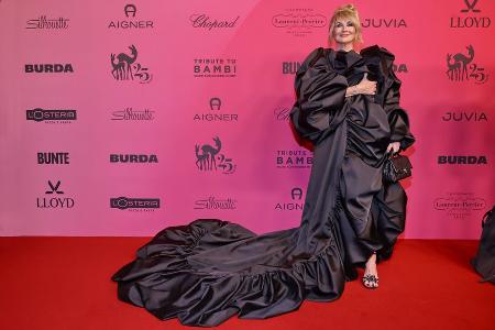 Frauke Ludowig glänzt in Kleid von Céline Dion