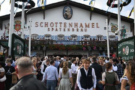 Auch um die Schottenhamel-Festhalle, in der traditionell das erste Fass angestochen wird, wurde gestritten. (Archivbild)
