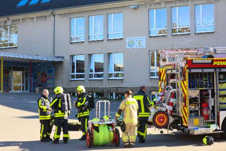 Laut Feuerwehr klagte zunächst eine Lehrkraft über Kreislaufprobleme und Übelkeit, später meldeten sich etwa zehn Schülerinnen und Schüler mit ähnlichen Beschwerden.