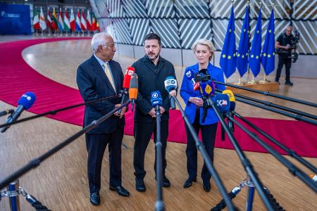 Selenskyj wurde beim Gipfel von EU-Ratspräsident António Costa und Kommissionspräsidentin Ursula von der Leyen begrüßt. 